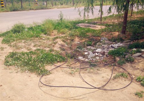 記者前往現場采訪時，落地電纜仍未修正